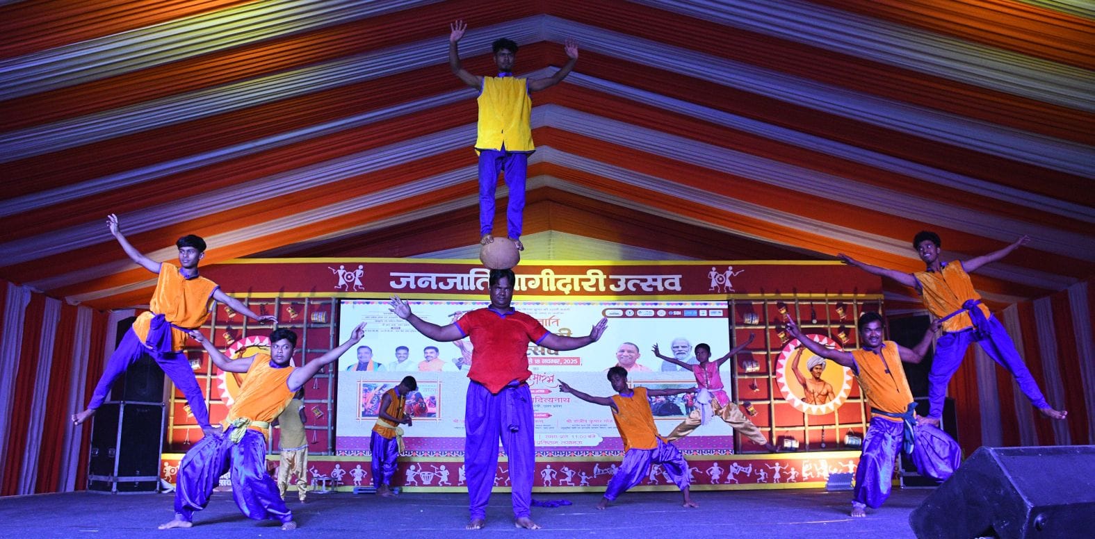 जनजाति कलाकारों ने परंपरागत और विविध जनजातीय नृत्य का प्रदर्शन कर दर्शकों को भी थिरकने पर मजबूर जनजाति कलाकारों ने परंपरागत और विविध जनजातीय नृत्य का प्रदर्शन कर दर्शकों को भी थिरकने पर मजबूर