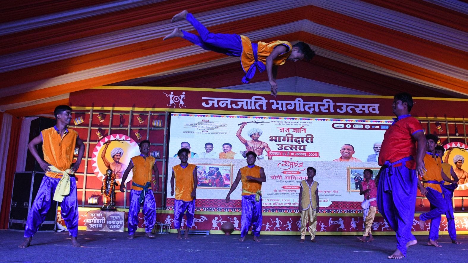 जनजाति कलाकारों ने परंपरागत और विविध जनजातीय नृत्य का प्रदर्शन कर दर्शकों को भी थिरकने पर मजबूर जनजाति कलाकारों ने परंपरागत और विविध जनजातीय नृत्य का प्रदर्शन कर दर्शकों को भी थिरकने पर मजबूर