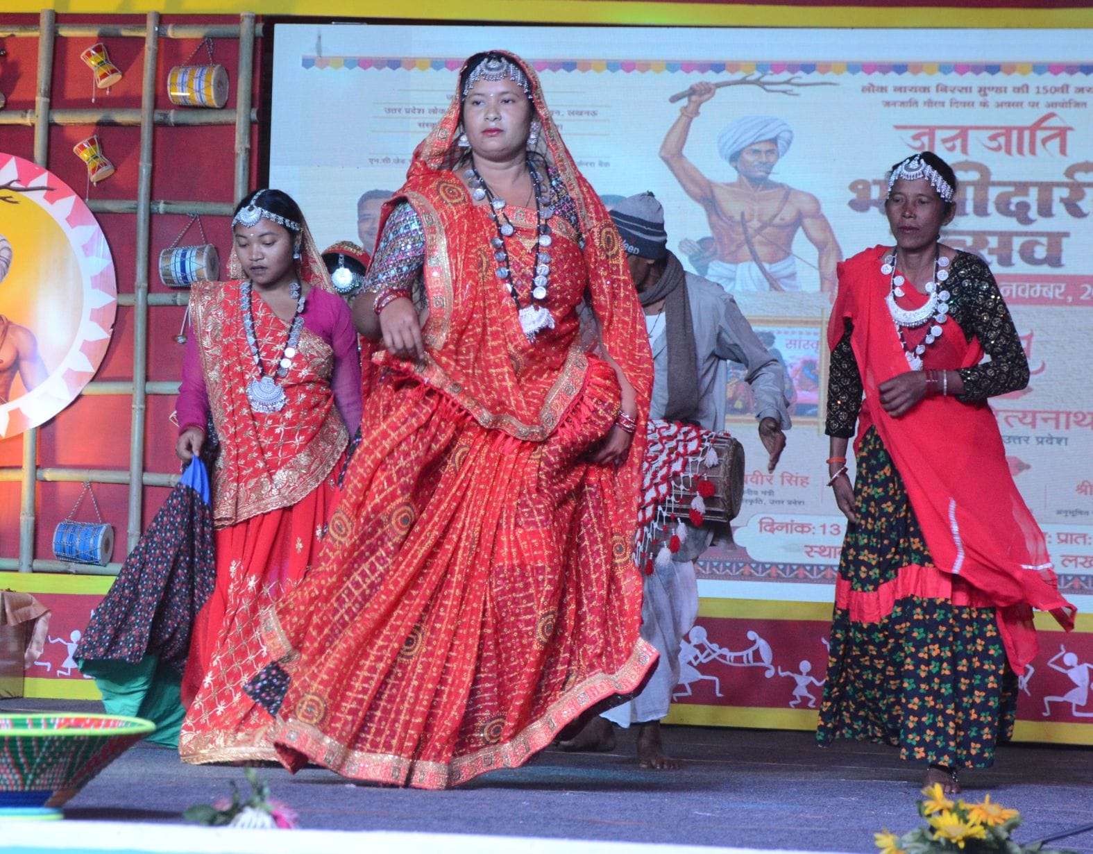 जनजाति कलाकारों ने परंपरागत और विविध जनजातीय नृत्य का प्रदर्शन कर दर्शकों को भी थिरकने पर मजबूर जनजाति कलाकारों ने परंपरागत और विविध जनजातीय नृत्य का प्रदर्शन कर दर्शकों को भी थिरकने पर मजबूर