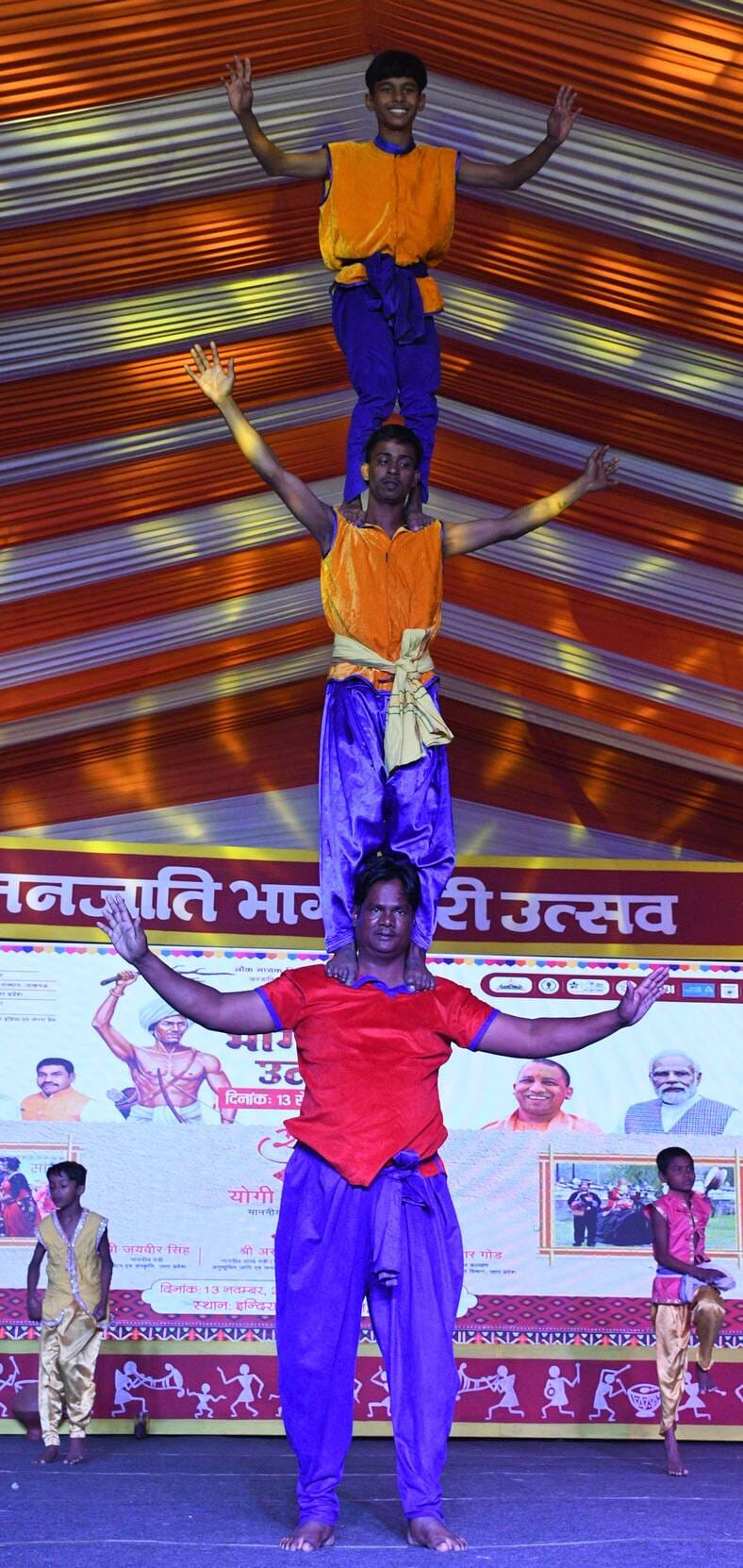 जनजाति कलाकारों ने परंपरागत और विविध जनजातीय नृत्य का प्रदर्शन कर दर्शकों को भी थिरकने पर मजबूर जनजाति कलाकारों ने परंपरागत और विविध जनजातीय नृत्य का प्रदर्शन कर दर्शकों को भी थिरकने पर मजबूर