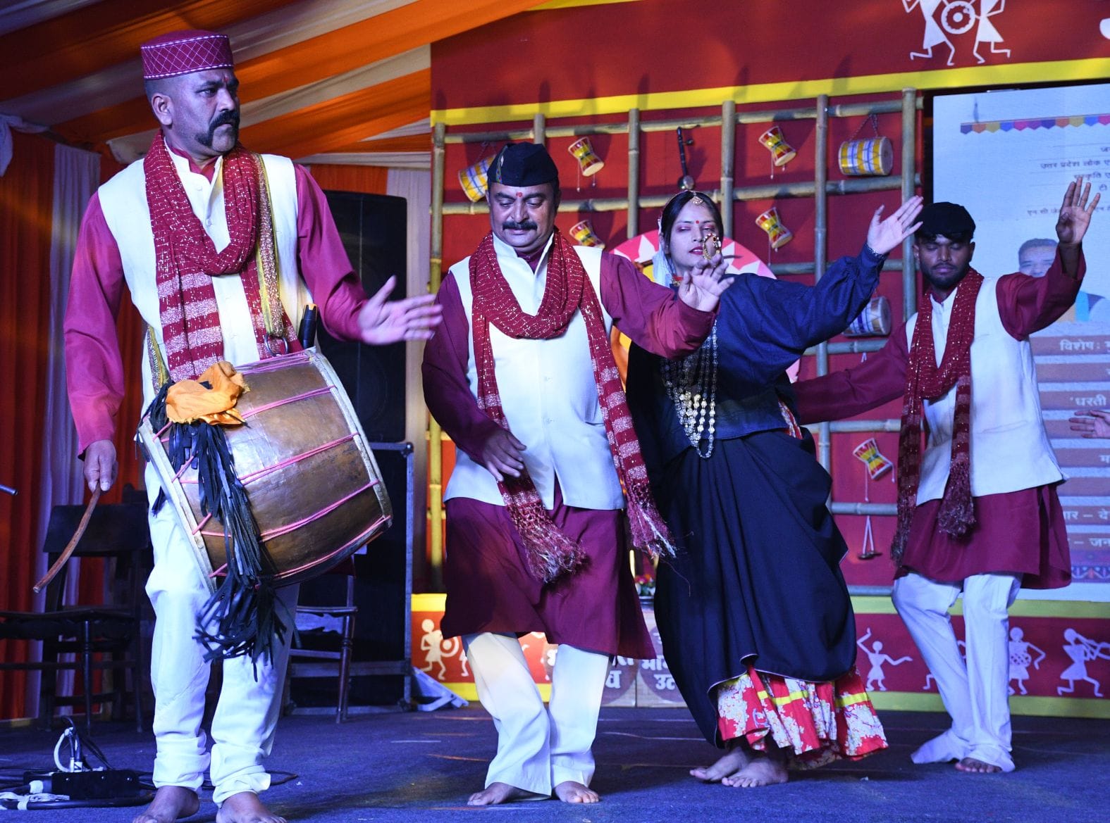 जनजाति कलाकारों ने परंपरागत और विविध जनजातीय नृत्य का प्रदर्शन कर दर्शकों को भी थिरकने पर मजबूर जनजाति कलाकारों ने परंपरागत और विविध जनजातीय नृत्य का प्रदर्शन कर दर्शकों को भी थिरकने पर मजबूर