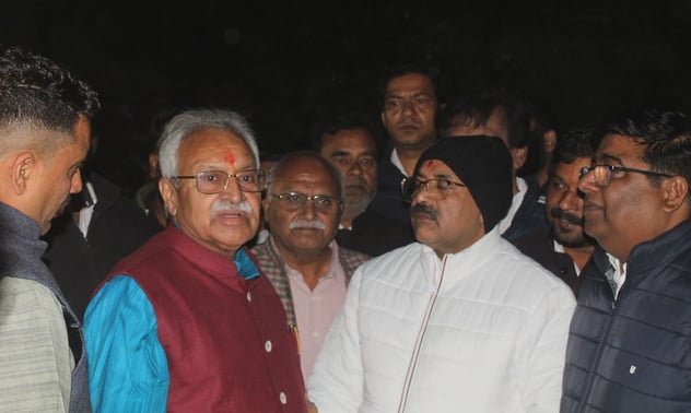 कम्यूनिटी पार्क में सोमवार को हुए नगर निगम के कार्यकारिणी चुनाव में मतगणना के दौरान लापरवाही क कम्यूनिटी पार्क में सोमवार को हुए नगर निगम के कार्यकारिणी चुनाव में मतगणना के दौरान लापरवाही क