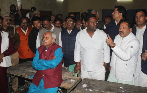 कम्यूनिटी पार्क में सोमवार को हुए नगर निगम के कार्यकारिणी चुनाव में मतगणना के दौरान लापरवाही क कम्यूनिटी पार्क में सोमवार को हुए नगर निगम के कार्यकारिणी चुनाव में मतगणना के दौरान लापरवाही क
