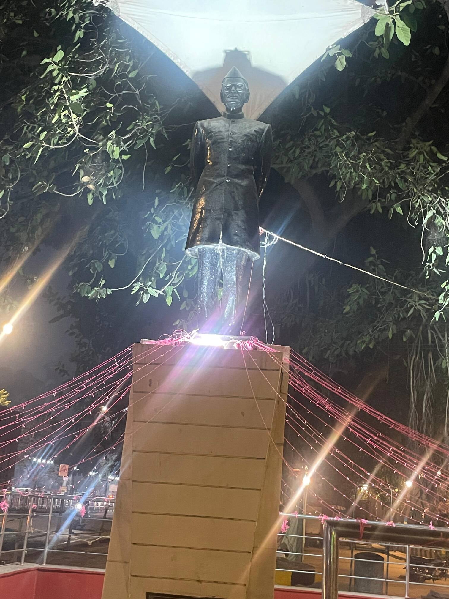 कुरुक्षेत्र। अर्जुन चौक के पास स्थापित स्व गुलजारी लाल नंदा का स्टैच्यू । संवाद कुरुक्षेत्र। अर्जुन चौक के पास स्थापित स्व गुलजारी लाल नंदा का स्टैच्यू । संवाद