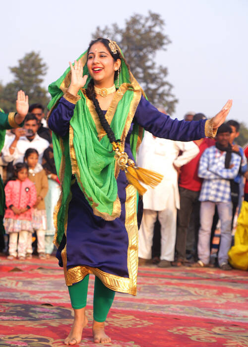 कुरुक्षेत्र। अंतरराष्ट्रीय गीता महोत्सव में प्रस्तुति देती राजस्थान की कलाकार।