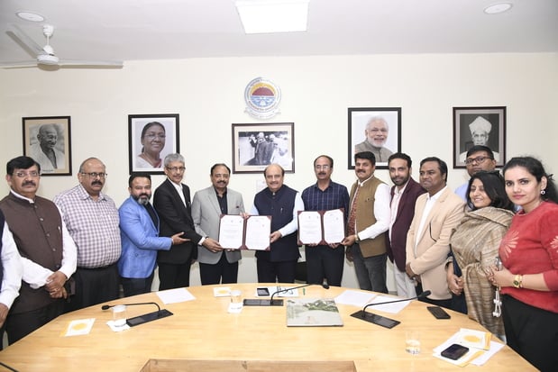 कुरुक्षेत्र। एमओयू की प्रति दिखाते कुलपति प्रो. सोमनाथ सचदेवा व अन्य सदस्य। स्वयं