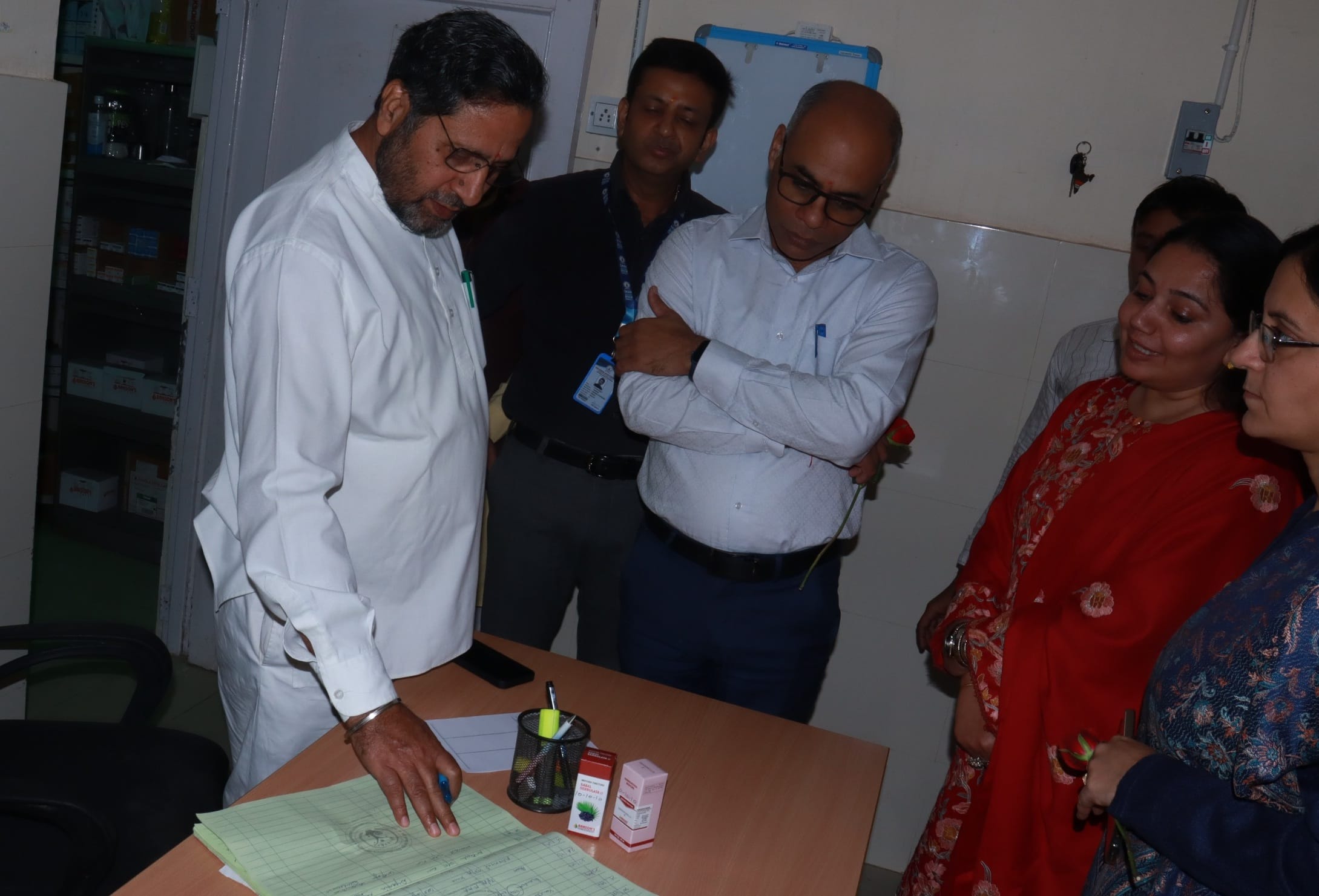 कुरुक्षेत्र।  होम्योपैथी चिकित्सा केंद्र का   औचक निरीक्षण करने के दौरान जानकारी लेते कुलपति प्