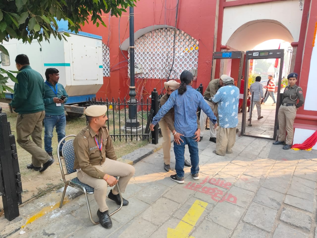 कुरुक्षेत्र। महोत्सव में प्रवेश से पहले की जा रही पर्यटकों की जांच। संवाद