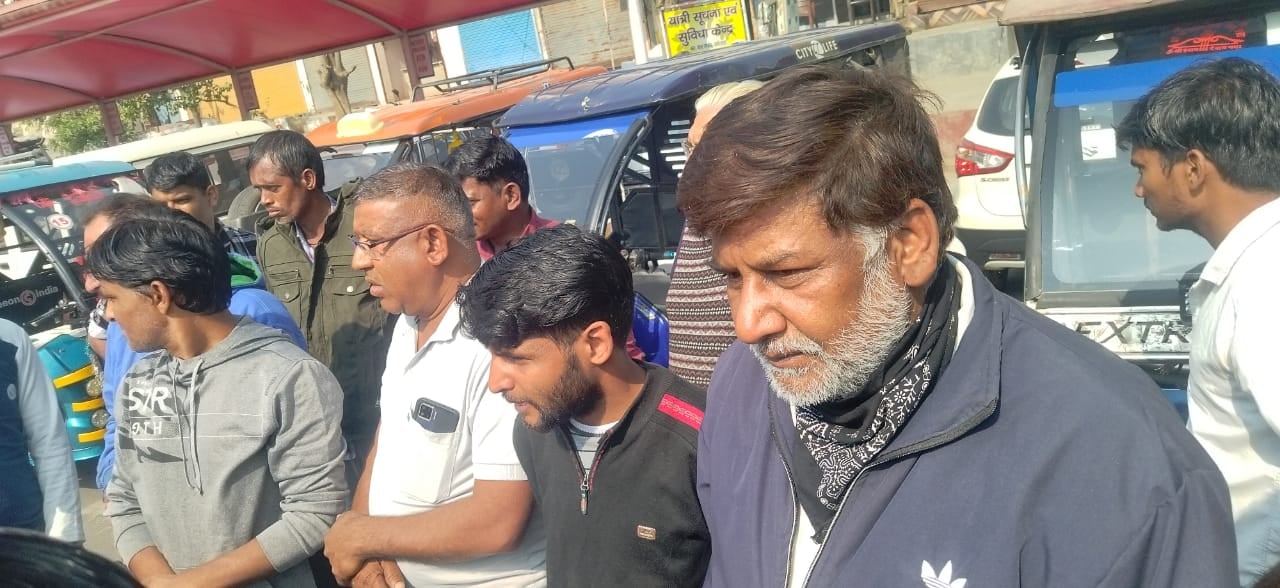 कुरुक्षेत्र। प्रशासन के खिलाफ रोष जताते ऑटो चालक । संवाद कुरुक्षेत्र। प्रशासन के खिलाफ रोष जताते ऑटो चालक । संवाद
