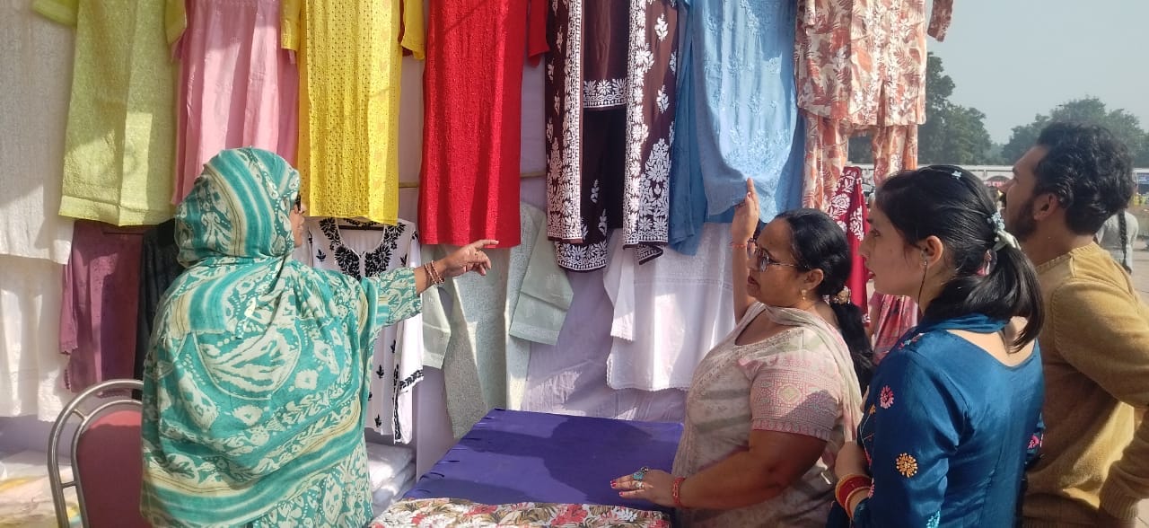 कुरुक्षेत्र। शिल्प मेले में अपनी कारीगरी से तैयार कपड़े दिखाती गजाला नाहिद। संवाद कुरुक्षेत्र। शिल्प मेले में अपनी कारीगरी से तैयार कपड़े दिखाती गजाला नाहिद। संवाद