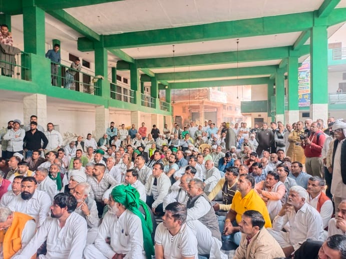 किसान भवन में पंचायत को संबोधित करते सिवाह गांव के पूर्व सरपंच खुशदिल कादियान। संवाद