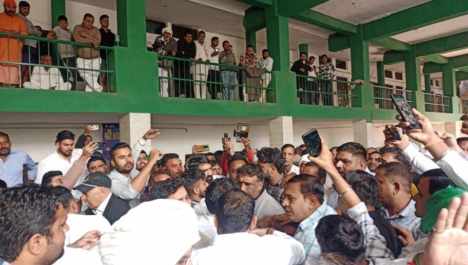 किसान भवन में पंचायत को संबोधित करते सिवाह गांव के पूर्व सरपंच खुशदिल कादियान। संवाद