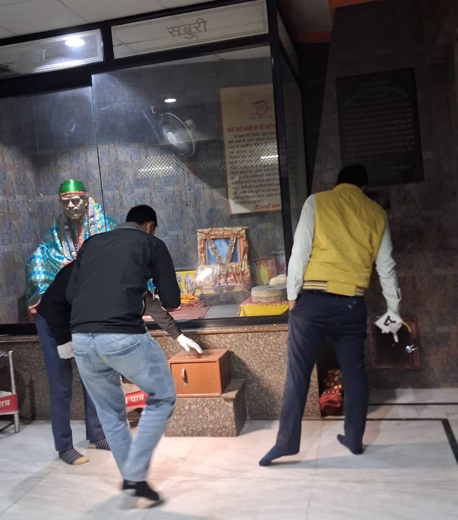मंदिर में छानबीन करती पुलिस। संवाद मंदिर में छानबीन करती पुलिस। संवाद