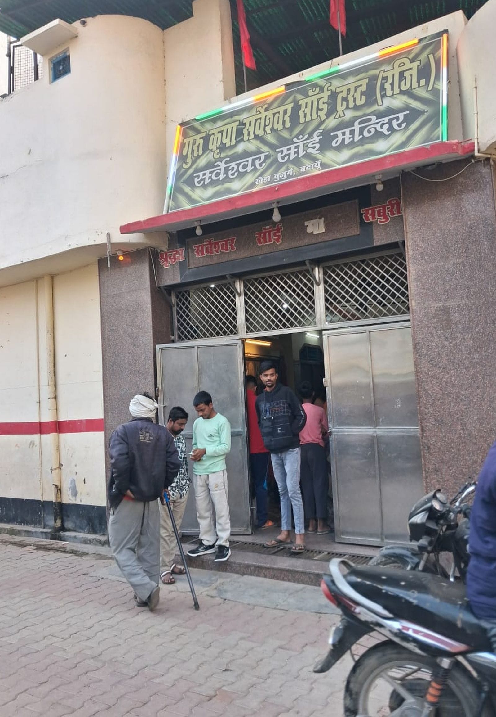 मंदिर में छानबीन करती पुलिस। संवाद मंदिर में छानबीन करती पुलिस। संवाद