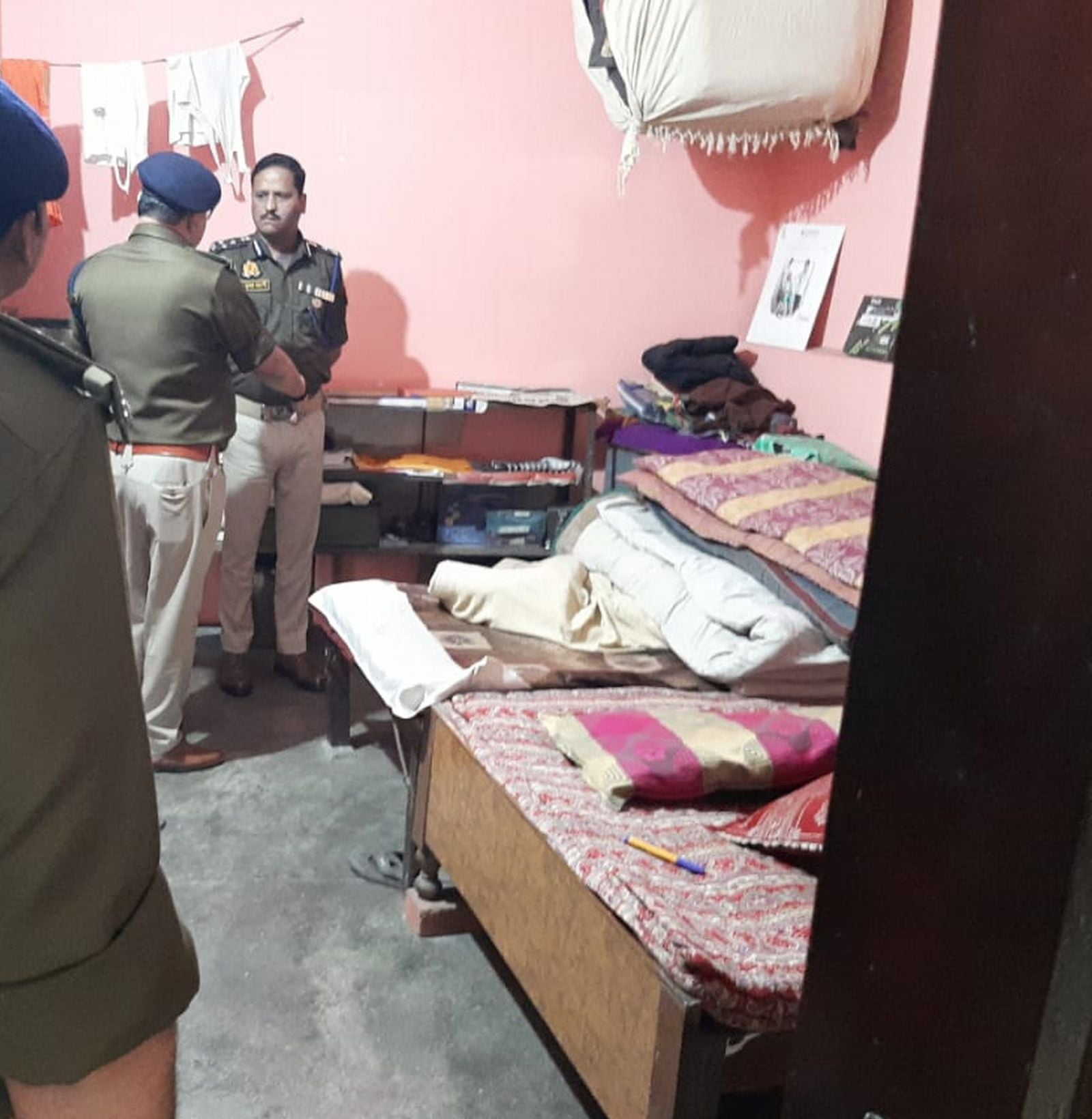 मंदिर में छानबीन करती पुलिस। संवाद मंदिर में छानबीन करती पुलिस। संवाद