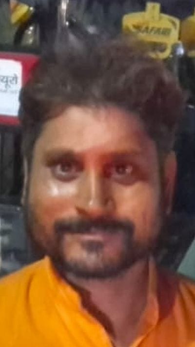 मंदिर में छानबीन करती पुलिस। संवाद मंदिर में छानबीन करती पुलिस। संवाद