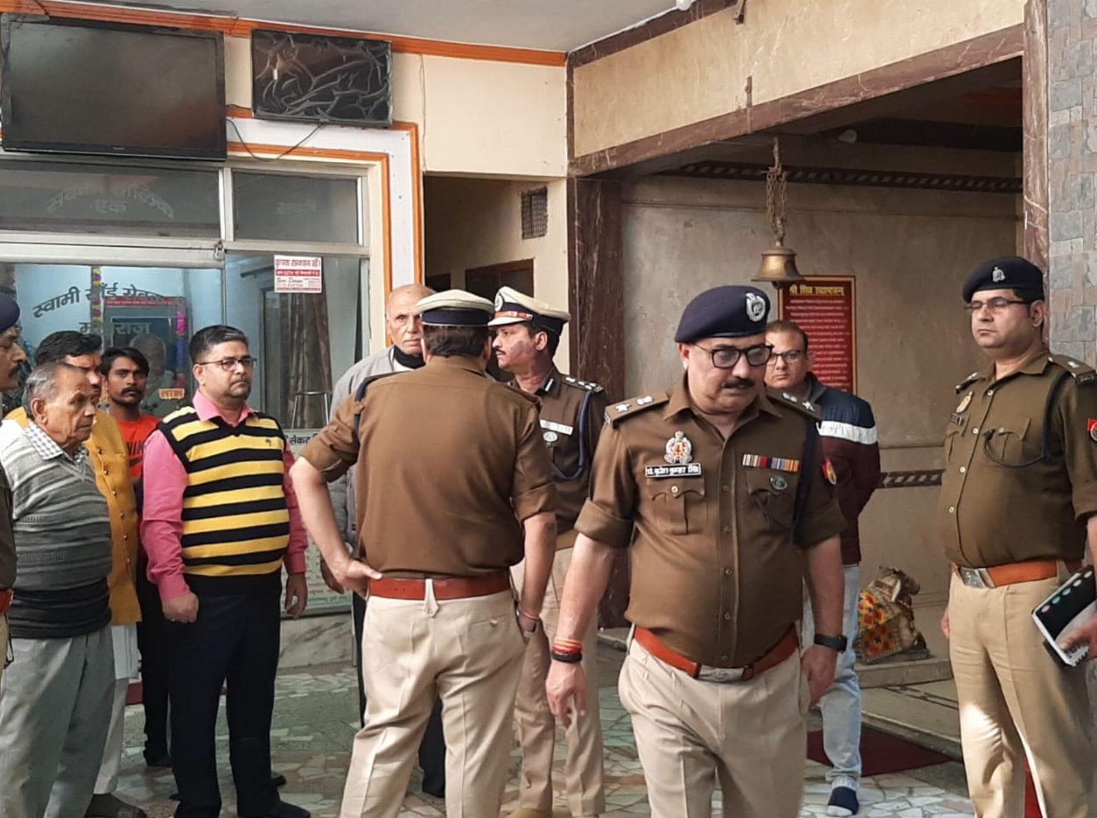 मंदिर में छानबीन करती पुलिस। संवाद मंदिर में छानबीन करती पुलिस। संवाद