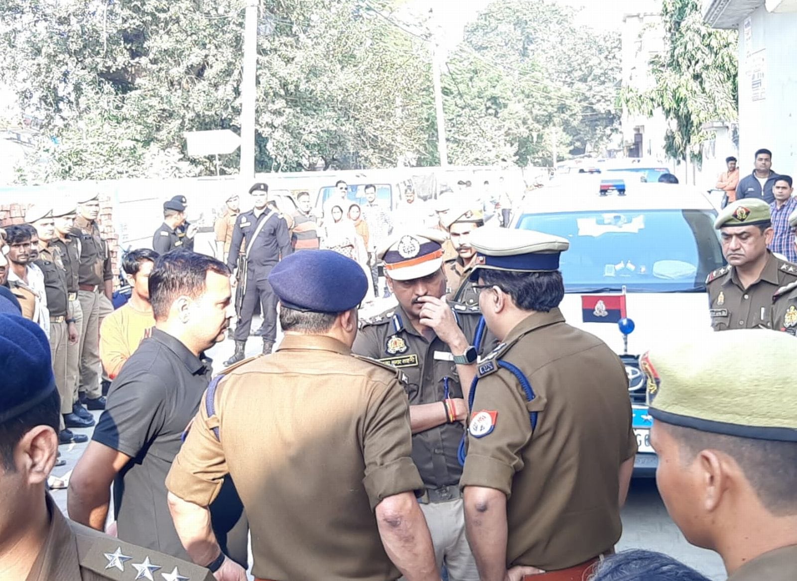 मंदिर में छानबीन करती पुलिस। संवाद मंदिर में छानबीन करती पुलिस। संवाद
