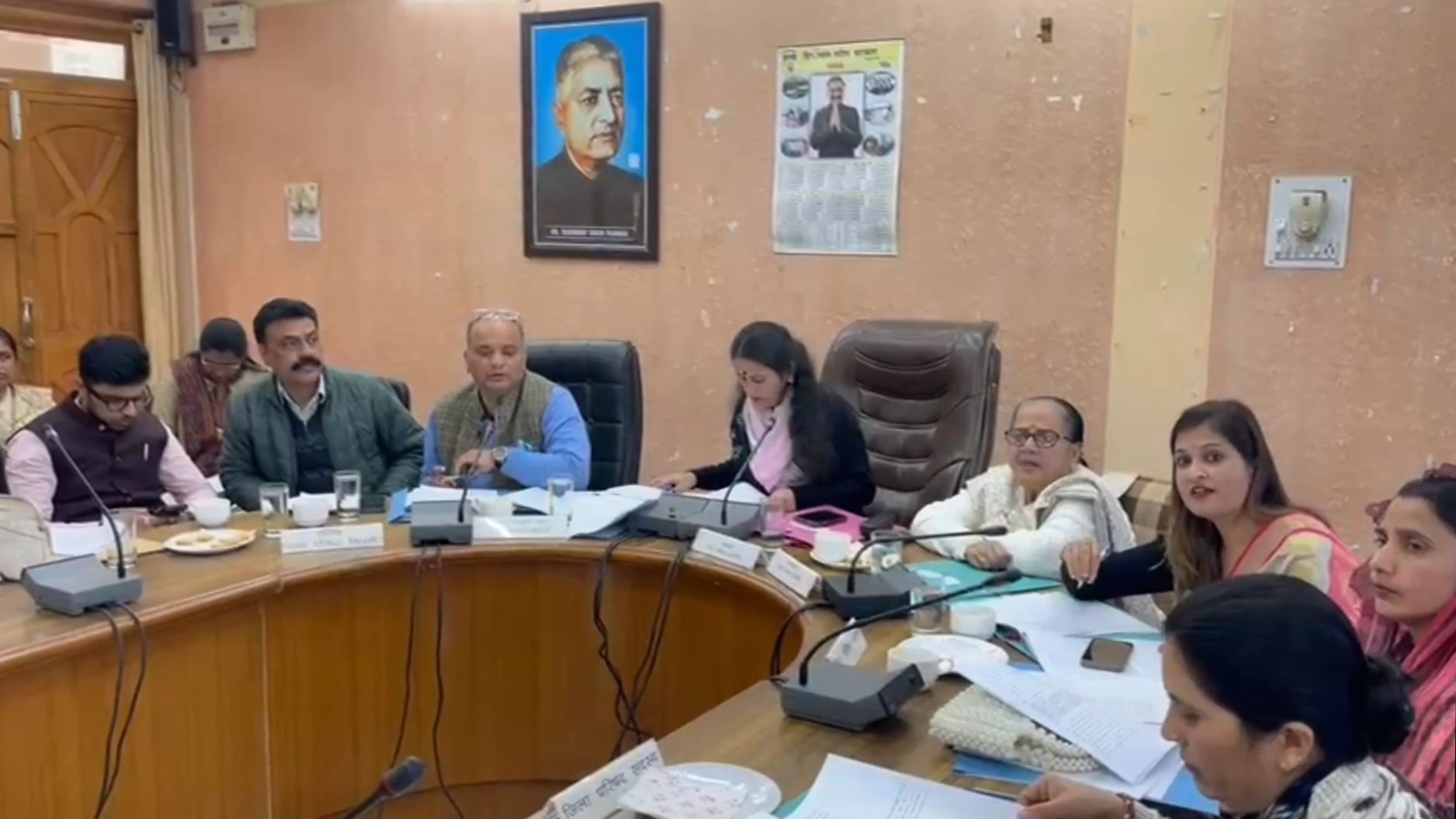 नगर परिषद नाहन के सदन की बैठक की अध्यक्षता करती अध्यक्ष श्यामा पुंडीर व मौजूद सदस्य। संवाद नगर परिषद नाहन के सदन की बैठक की अध्यक्षता करती अध्यक्ष श्यामा पुंडीर व मौजूद सदस्य। संवाद