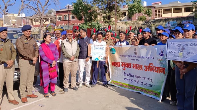 नाहन चौगान में पुलिस की तरफ से आयोजित नशे के खिलाफ जागरूकता कार्यकम में पुलिस बैंड के गानों पर