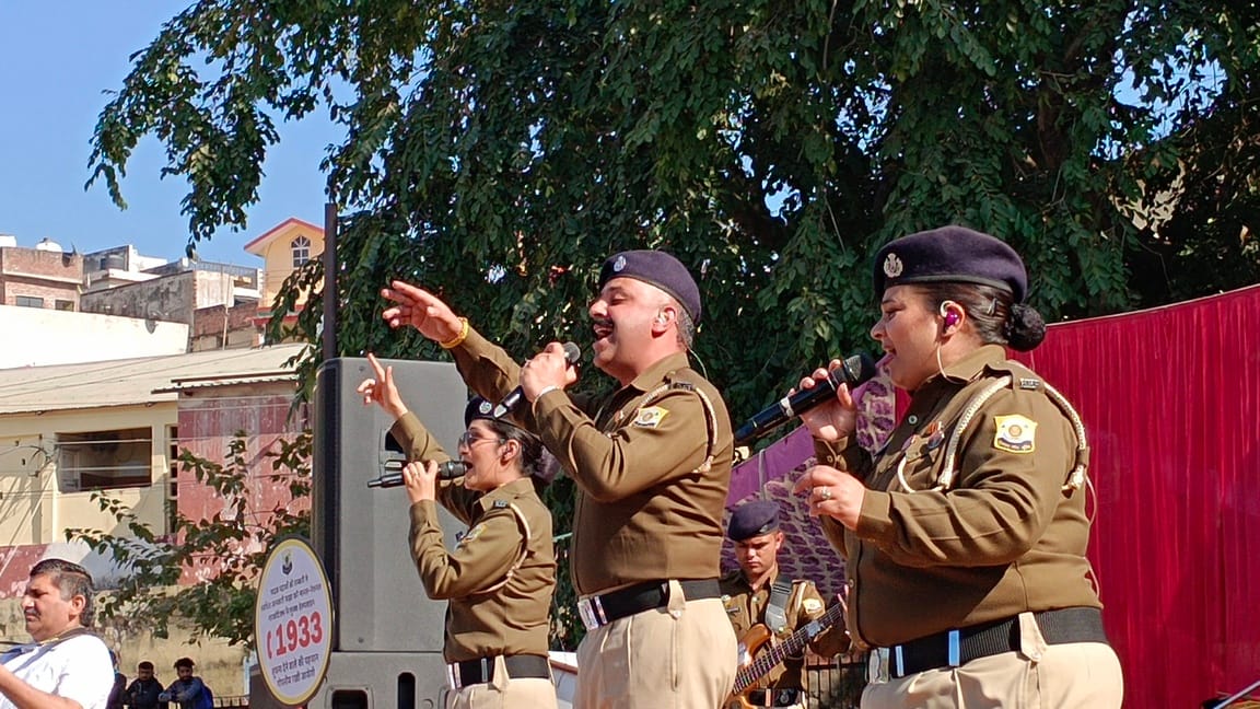 नाहन चौगान में पुलिस की तरफ से आयोजित नशे के खिलाफ जागरूकता कार्यकम में पुलिस बैंड के गानों पर