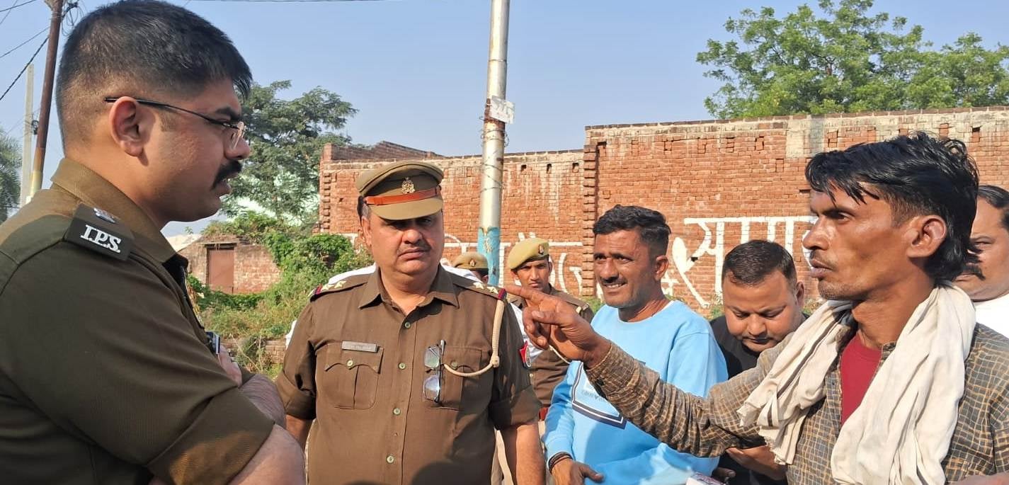 पीडि़त व्यापारी लख्मी चंद सफेद कुर्ता धोती व सिर पर मफलर बांधे और लाठी हाथ में पकड़े हुए - बराब