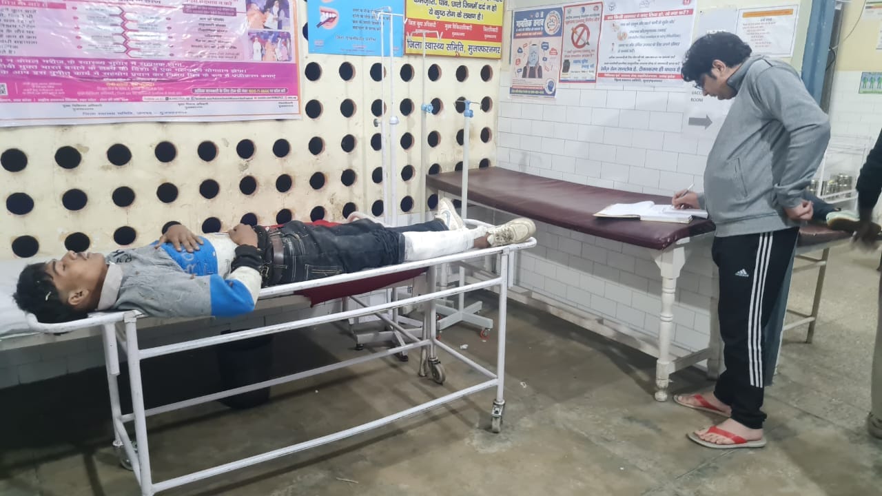 पुरकाजी में हादसे के बाद घायल को अस्पताल पहुंचाया फोटो संवाद पुरकाजी में हादसे के बाद घायल को अस्पताल पहुंचाया फोटो संवाद