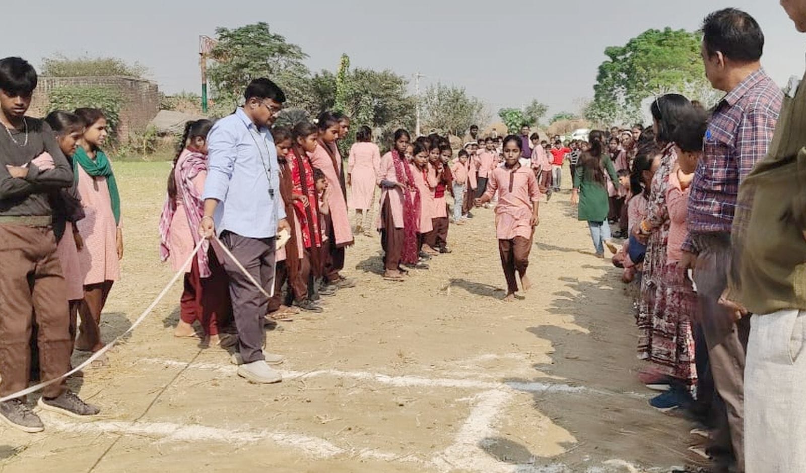 प्रतियोगिता में विजयी छात्रा को पुरस्कृत किया गया। स्रोत स्कूल प्रतियोगिता में विजयी छात्रा को पुरस्कृत किया गया। स्रोत स्कूल