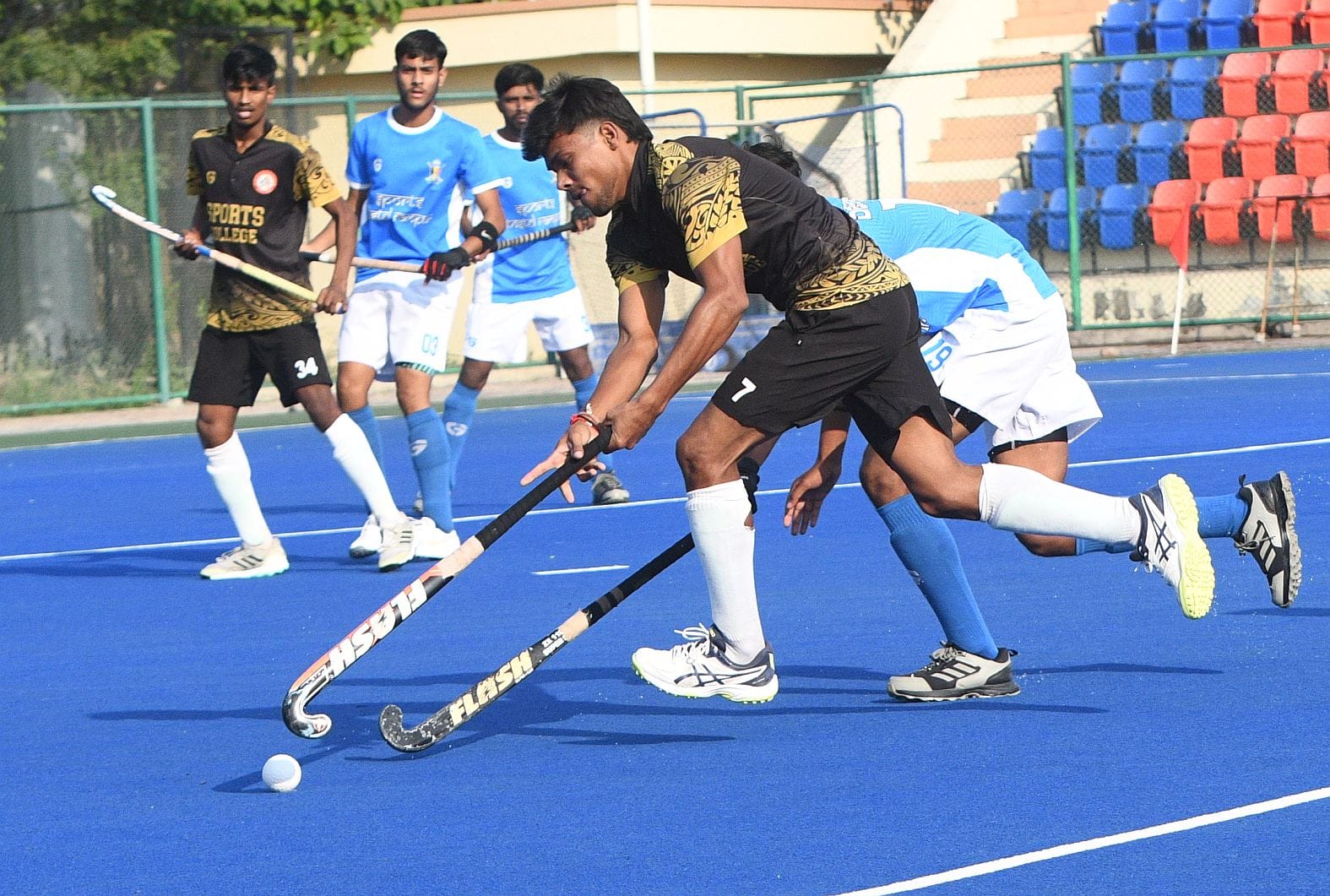 पदमश्री मो. शाहिद स्टेडियम में हॉकी मुकाबले में भिड़ते खिलाड़ी।