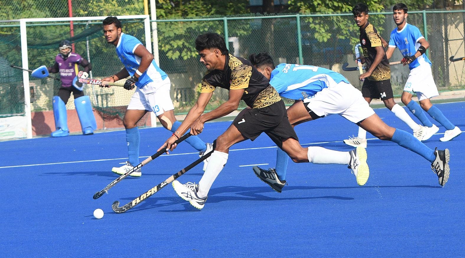 पदमश्री मो. शाहिद स्टेडियम में हॉकी मुकाबले में भिड़ते खिलाड़ी।