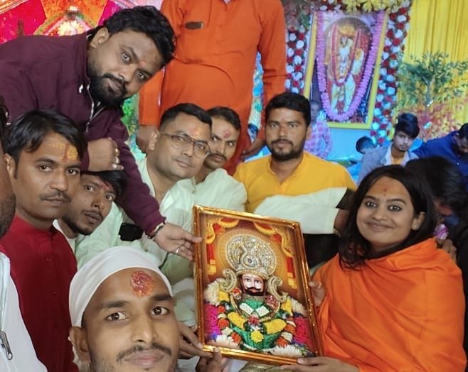 पुवायां में कथा सुनाते आचार्य रासबिहारी कौशिक। संवाद