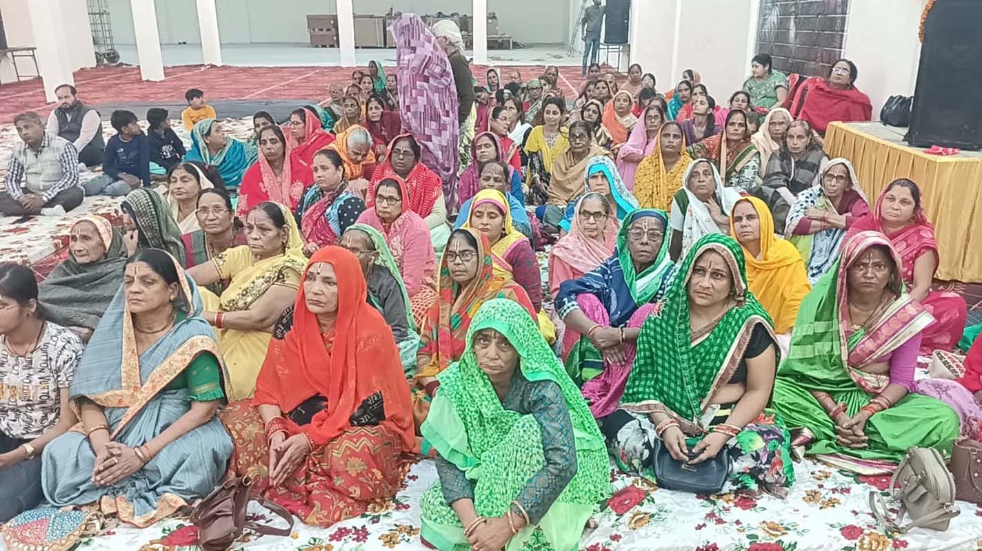 पुवायां में कथा सुनाते आचार्य रासबिहारी कौशिक। संवाद
