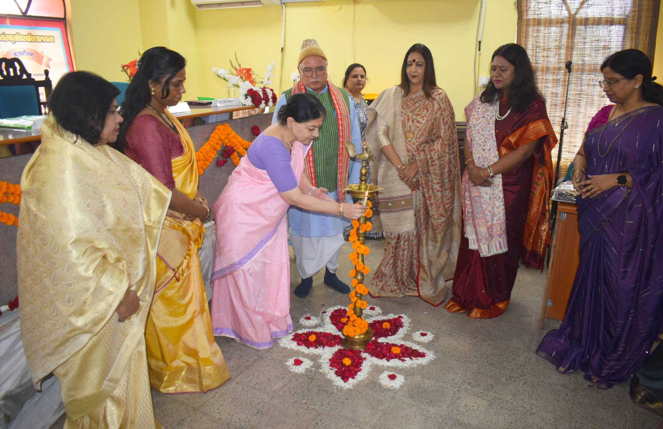 राष्ट्रीय सम्मेलन का शुभारंभ करतीं लविवि की कुलपति प्रो. मनुका खन्ना। -अमर उजाला