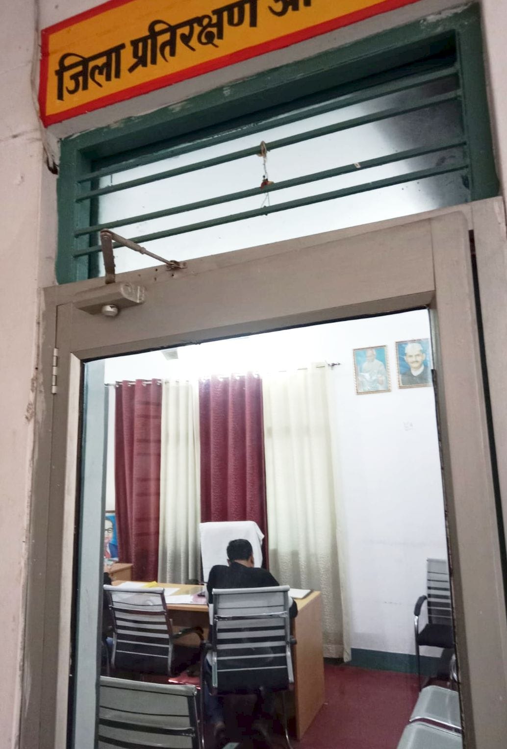 सीएमओ कार्यालय में खाली पड़ा कर्मचारियों का कक्ष। संवाद