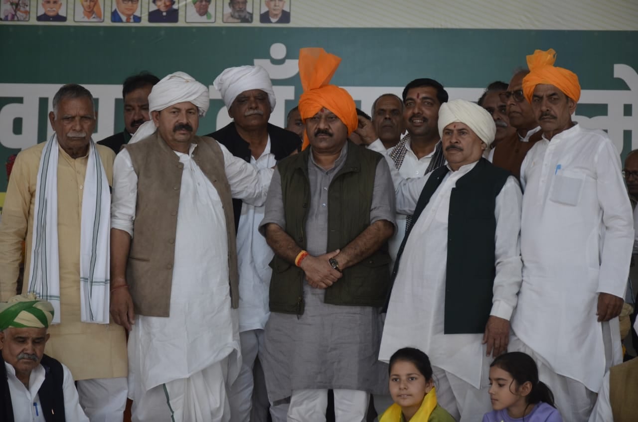 सोरम गांव में किसान नेता महेंद्र सिंह टिकैत के चरणों में दीपक जलाकर नमन करते जम्मू के उप मुख्यम