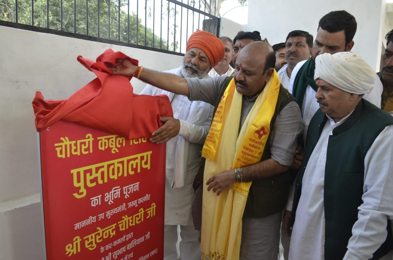 सोरम गांव में किसान नेता महेंद्र सिंह टिकैत के चरणों में दीपक जलाकर नमन करते जम्मू के उप मुख्यम
