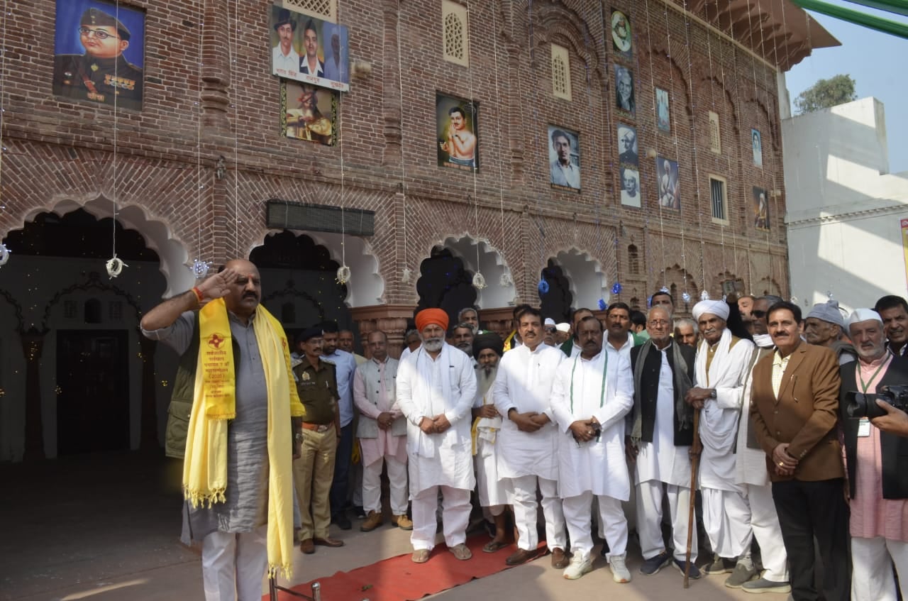 सोरम गांव में किसान नेता महेंद्र सिंह टिकैत के चरणों में दीपक जलाकर नमन करते जम्मू के उप मुख्यम
