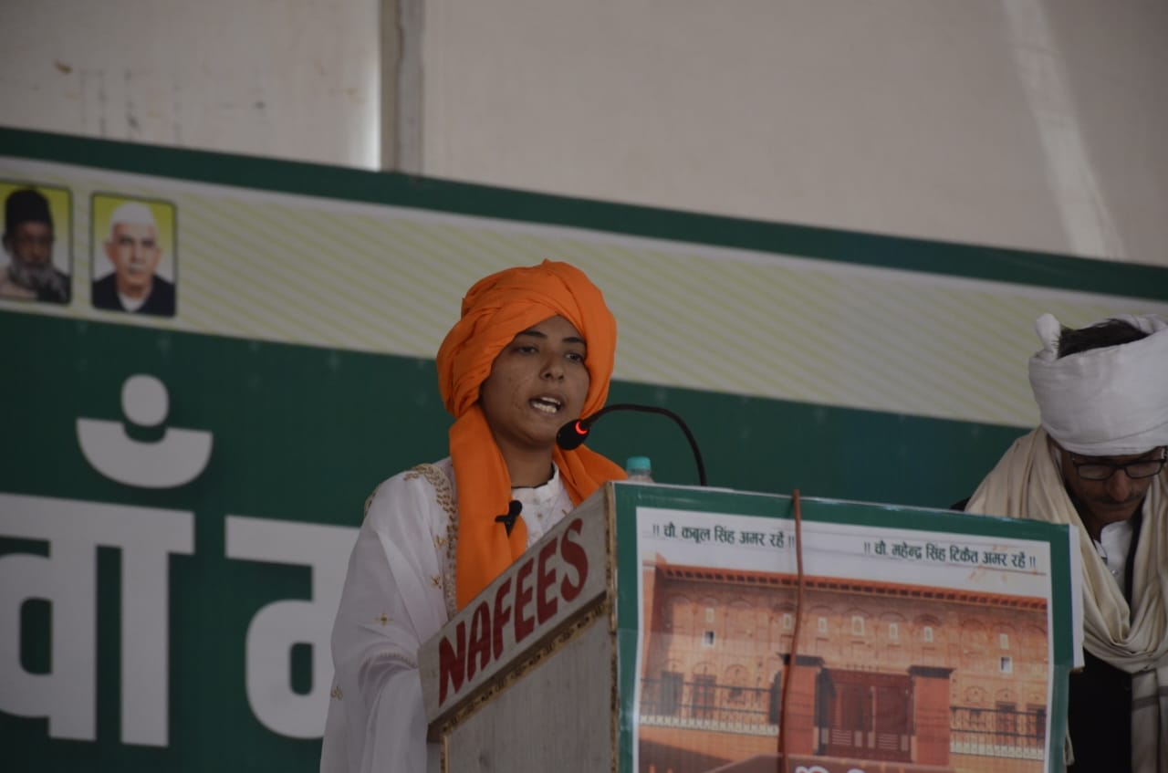 सर्वखाप पंचायत सोरम में 80 वर्षीय धर्मवीर देवी सोरम निवासी पौत्र मोहित के साथ वक्ताओं को सुनन सर्वखाप पंचायत सोरम में 80 वर्षीय धर्मवीर देवी सोरम निवासी पौत्र मोहित के साथ वक्ताओं को सुनन