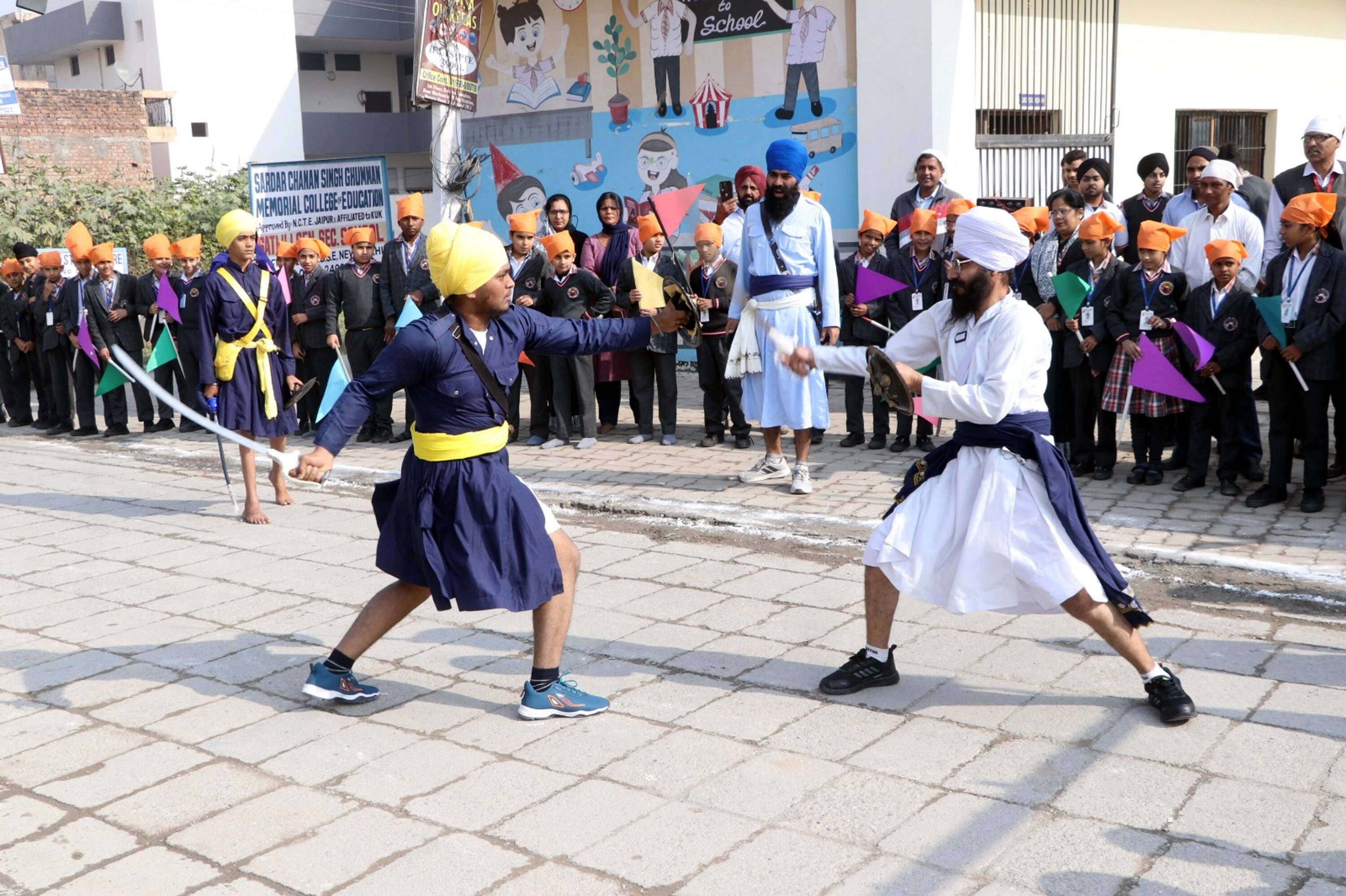 शाहाबाद। नगर कीर्तन में सजी पालकी व मौजूद संगत। संवाद