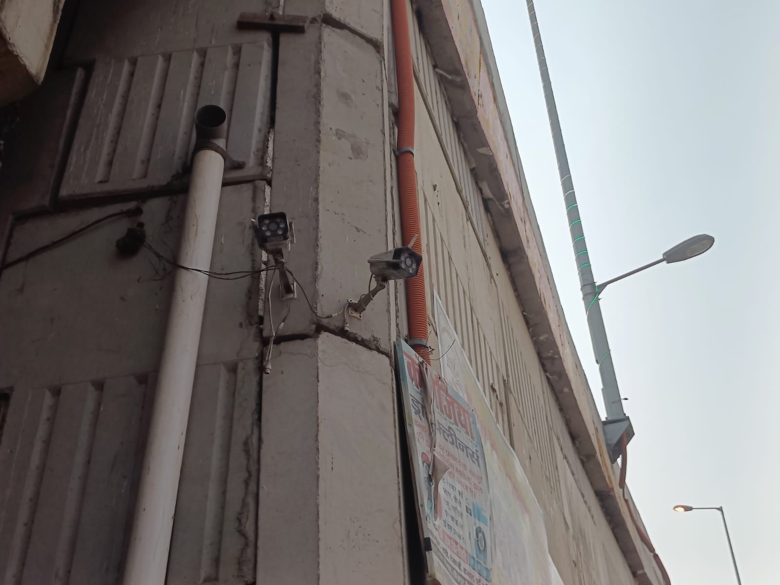 शाहजहांपुर में सदर बाजार थाने के बाहर टूटा पड़ा कैमरा। संवाद शाहजहांपुर में सदर बाजार थाने के बाहर टूटा पड़ा कैमरा। संवाद