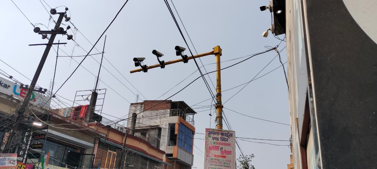 शाहजहांपुर में सदर बाजार थाने के बाहर टूटा पड़ा कैमरा। संवाद शाहजहांपुर में सदर बाजार थाने के बाहर टूटा पड़ा कैमरा। संवाद