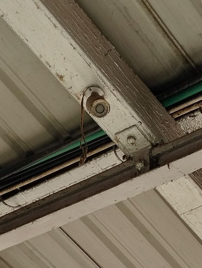 शाहजहांपुर में सदर बाजार थाने के बाहर टूटा पड़ा कैमरा। संवाद शाहजहांपुर में सदर बाजार थाने के बाहर टूटा पड़ा कैमरा। संवाद