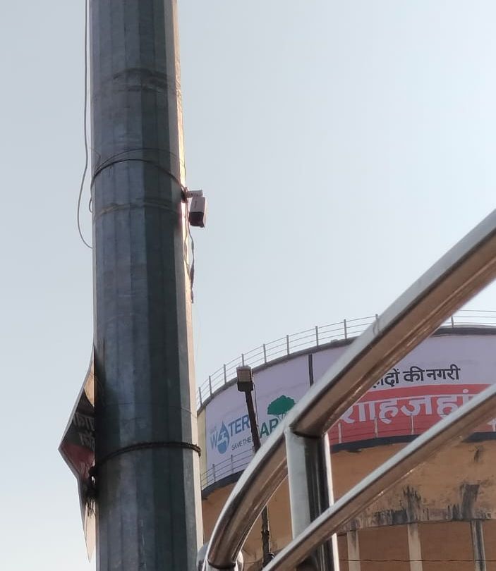 शाहजहांपुर में सदर बाजार थाने के बाहर टूटा पड़ा कैमरा। संवाद शाहजहांपुर में सदर बाजार थाने के बाहर टूटा पड़ा कैमरा। संवाद