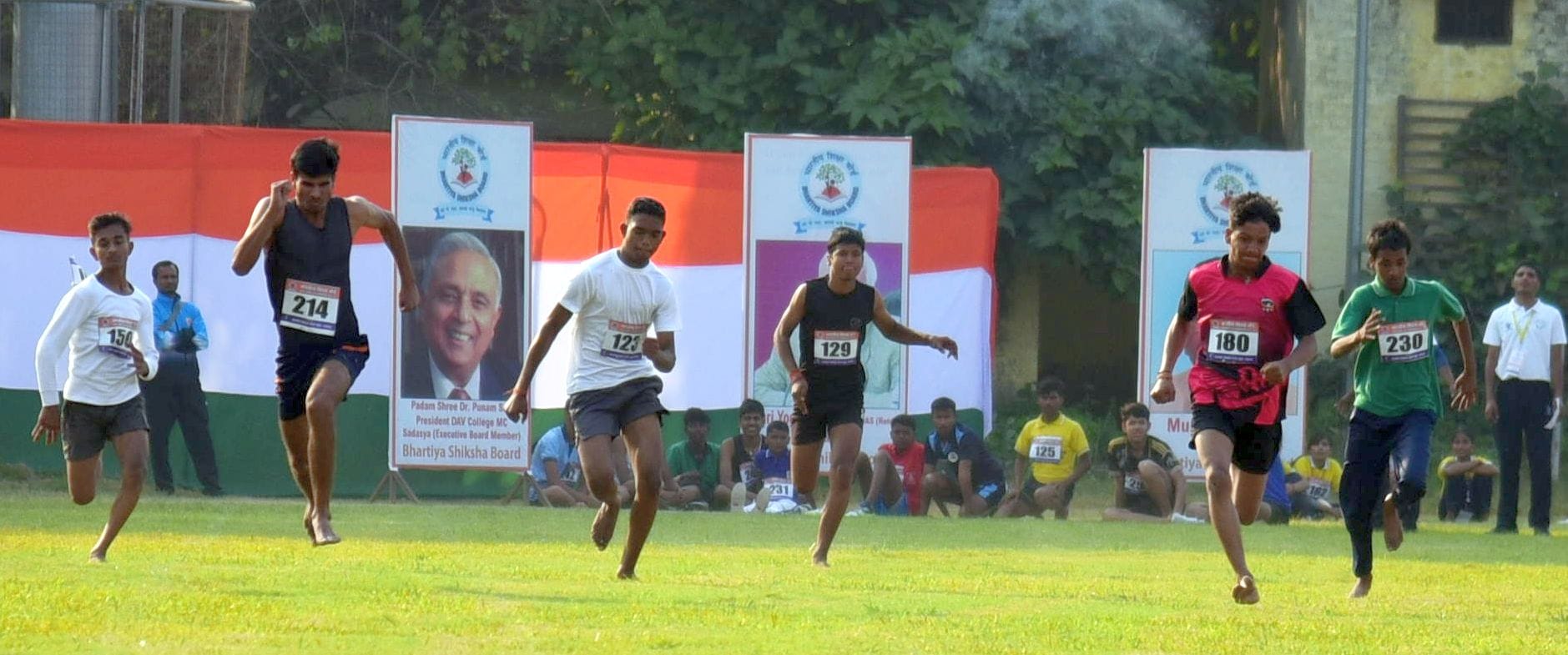 दौड़ के मुकाबले में हिस्सा लेते प्रतिभागी। दौड़ के मुकाबले में हिस्सा लेते प्रतिभागी।