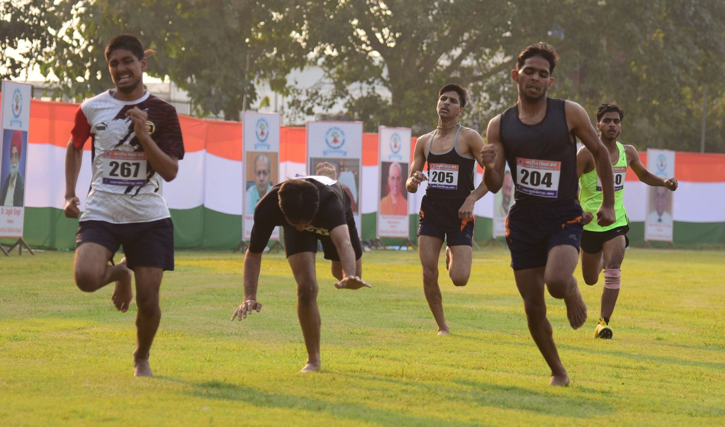 दौड़ के मुकाबले में हिस्सा लेते प्रतिभागी। दौड़ के मुकाबले में हिस्सा लेते प्रतिभागी।