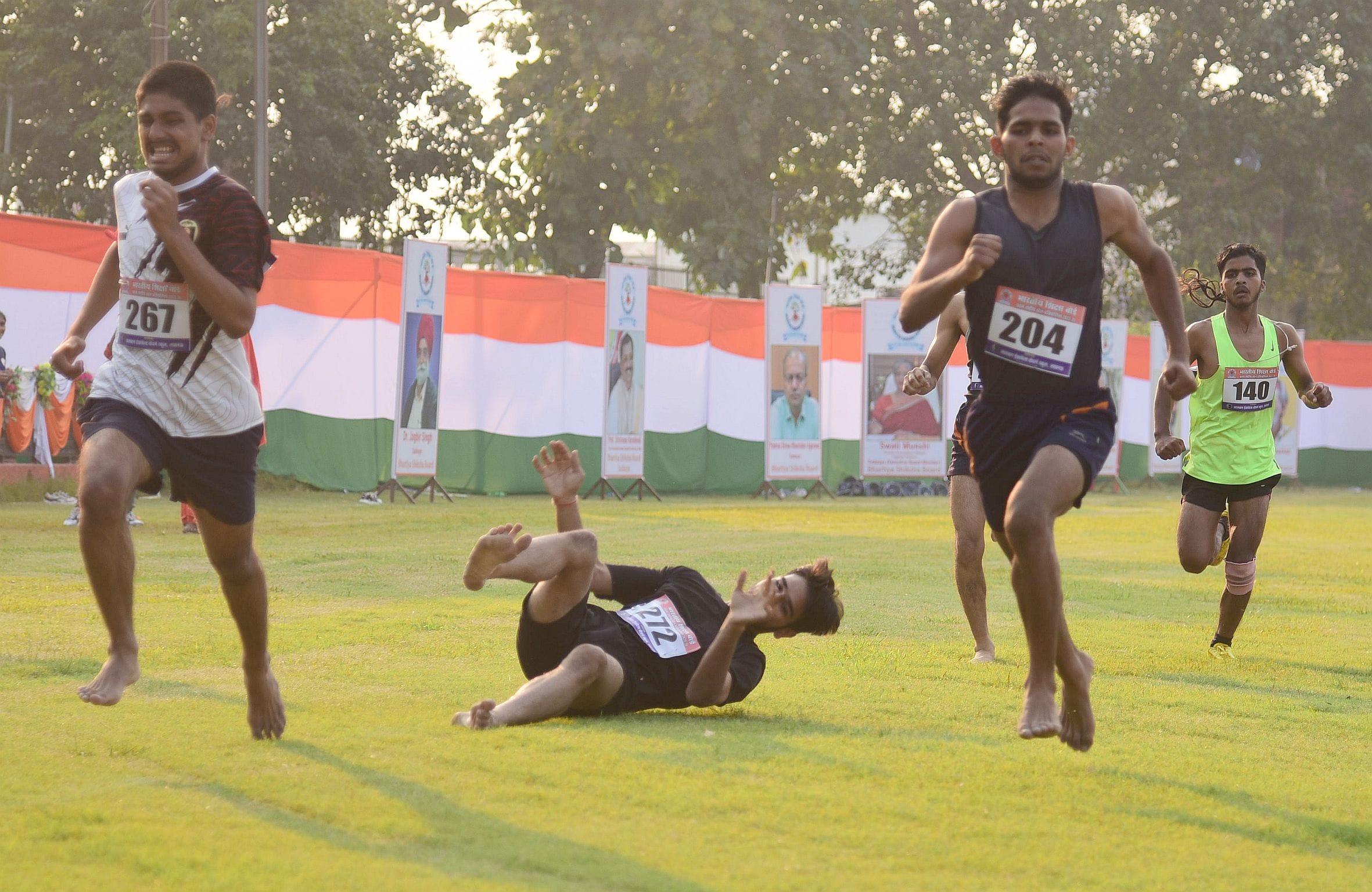 दौड़ के मुकाबले में हिस्सा लेते प्रतिभागी। दौड़ के मुकाबले में हिस्सा लेते प्रतिभागी।