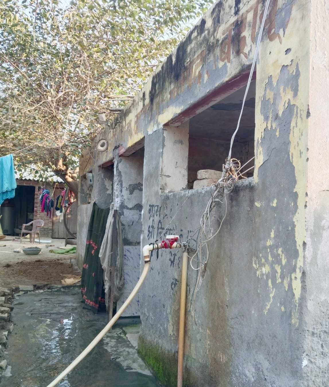 उझानी के आंबेडकर चौराहे पर बने सामुदायिक शौचालय के दरवाजे पर लटका ताला। संवाद उझानी के आंबेडकर चौराहे पर बने सामुदायिक शौचालय के दरवाजे पर लटका ताला। संवाद
