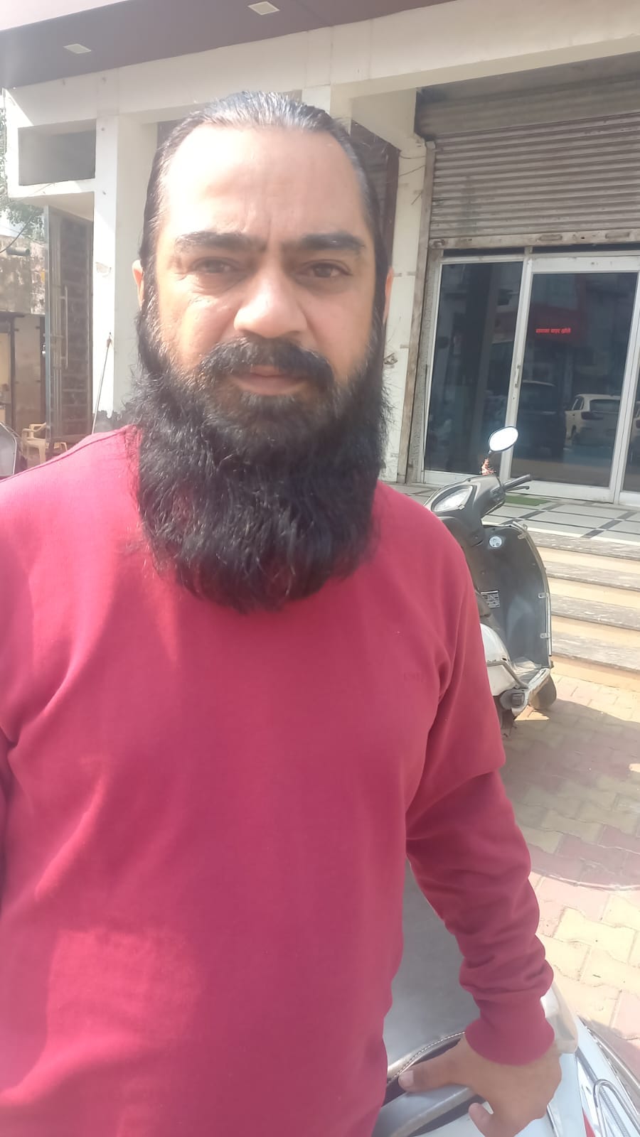 18jjrp16- डाकखाने के पास स्थित शौचालय में पड़ी शराब की बोतलें। संवाद