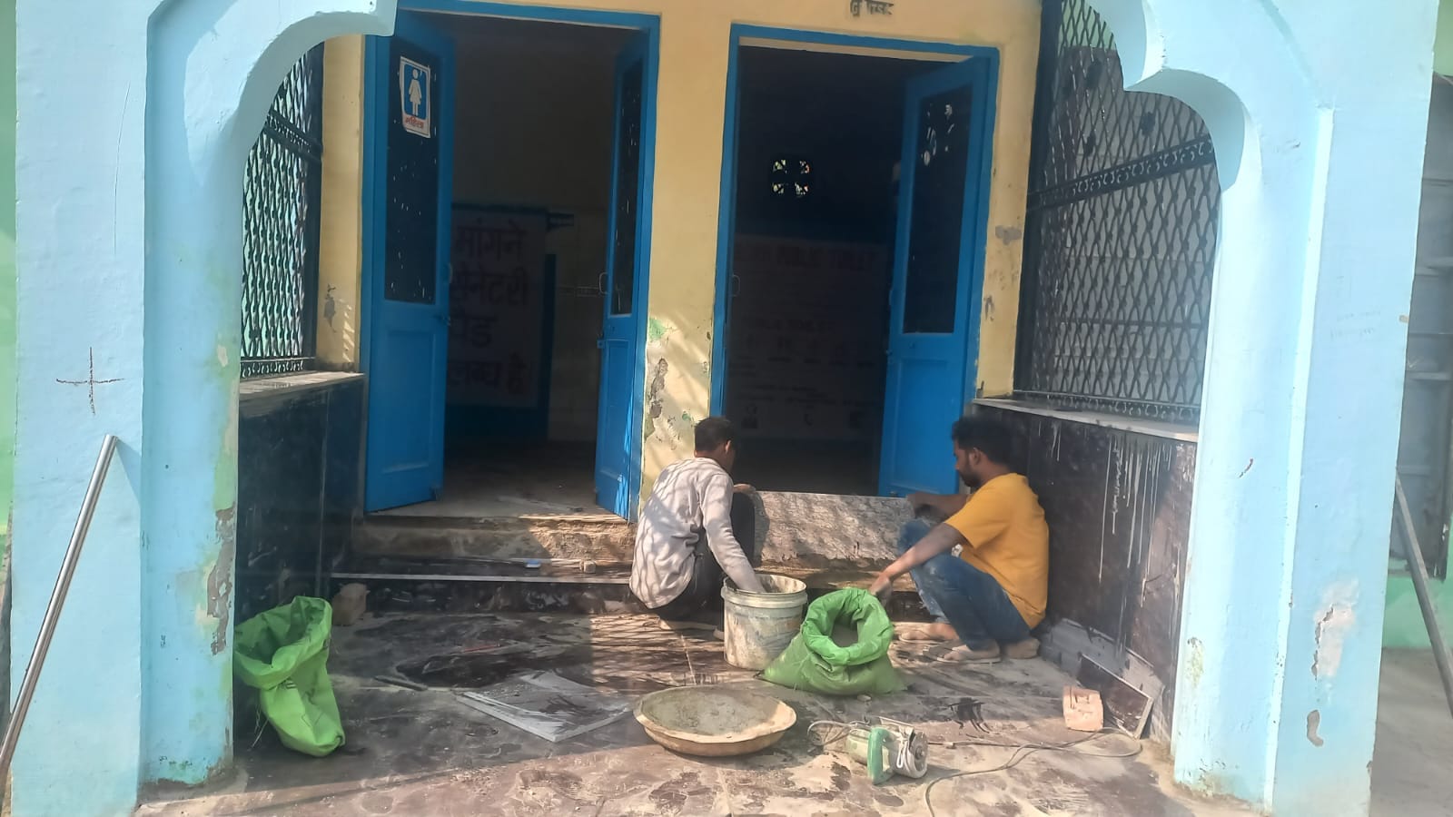18jjrp16- डाकखाने के पास स्थित शौचालय में पड़ी शराब की बोतलें। संवाद