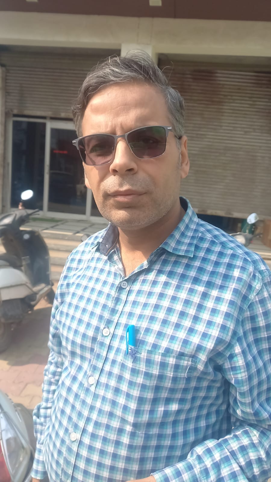 18jjrp16- डाकखाने के पास स्थित शौचालय में पड़ी शराब की बोतलें। संवाद